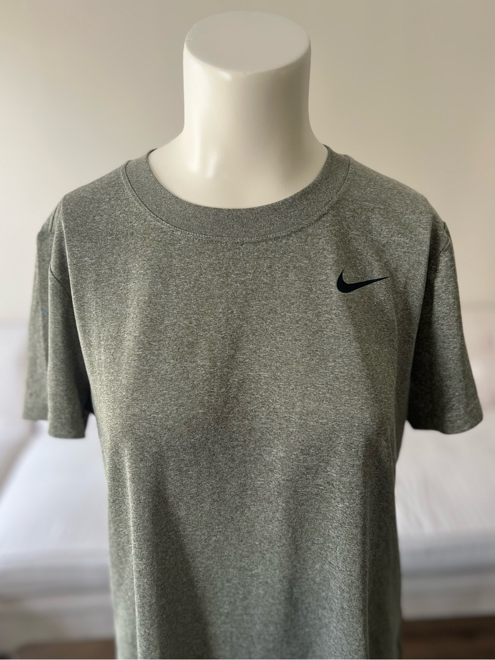 Nike Women’s Heather Green The Nike Tee | Size Medium | EUC